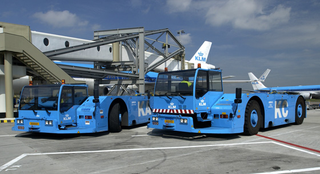Illustration for article titled The tow-bar-less pushback tug